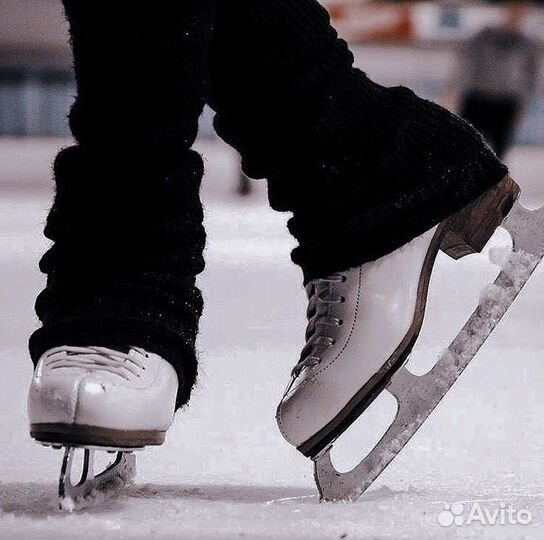 Инструктор по фигурному катанию