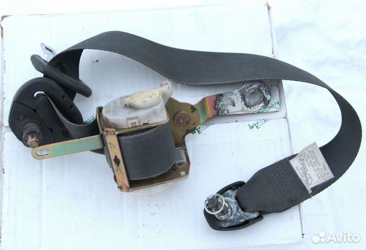 Ремень безопасности Toyota Corolla AE100