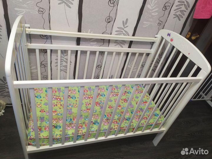 Детская кроватка с маятником белая