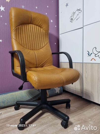 Офисное кожаное кресло бу