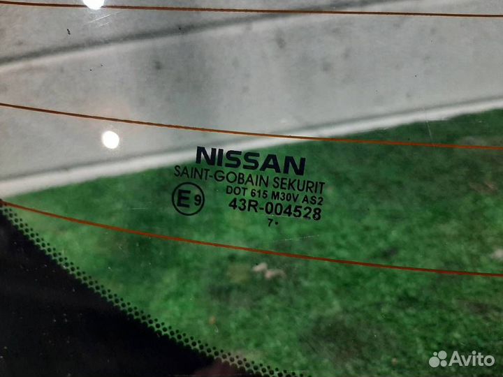 Стекло заднее Nissan Tiida 2008