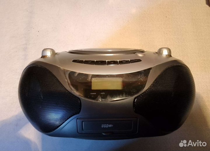 Стерео магнитола с CD/MP3плеером и USB интерфейсом