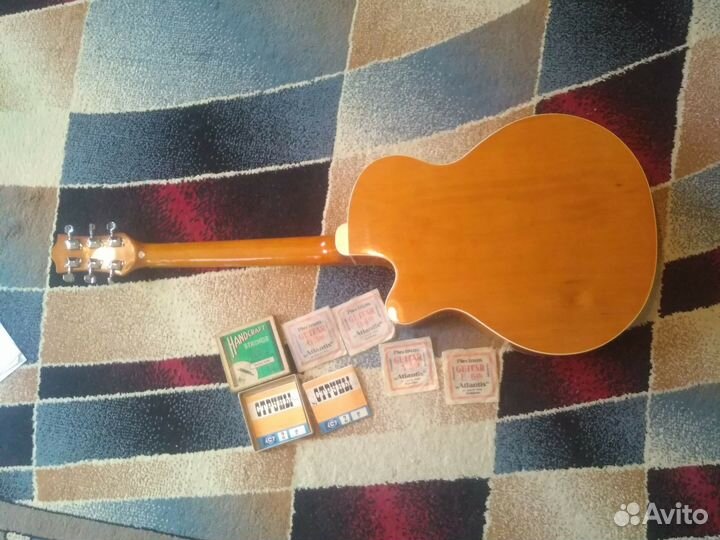Акустическая гитара