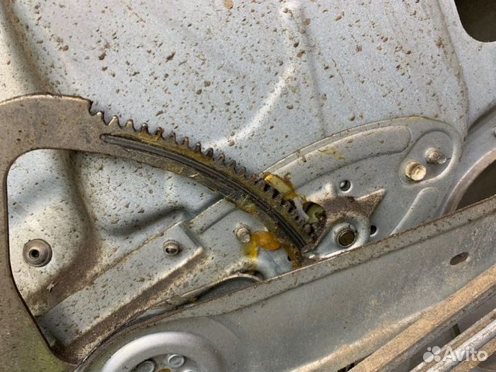 Стеклоподъемник передний правый Ford Focus 2 седан