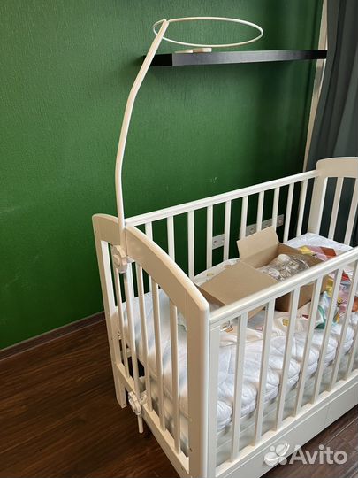 Детская кроватка с маятником