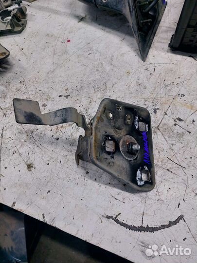 Замок капота Chevrolet Lumina Pontiac Trans Sport