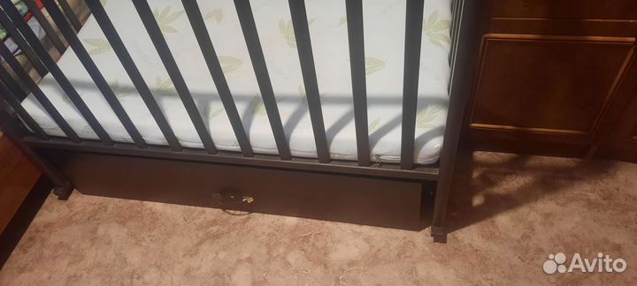 Детская кроватка с маятником и ящиком