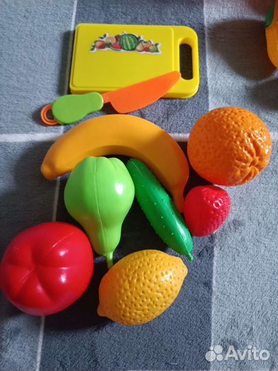 Корзина с детскими овощами, фруктами и ягодами