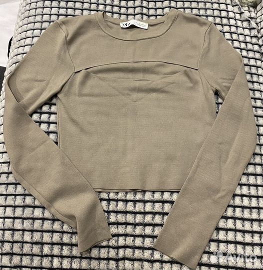 Кофта с вырезом