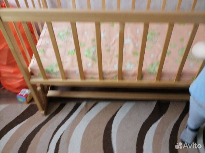 Детская кроватка с продольным маятником