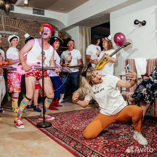 Ведущая-поющая