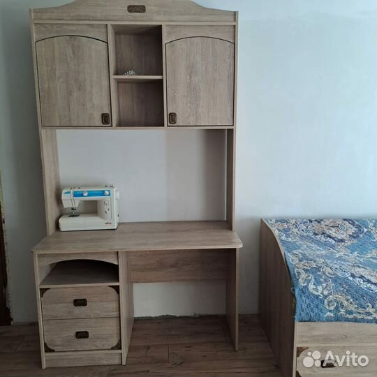 Детская кровать и письменный стол