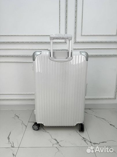 Чемодан на колесах rimowa