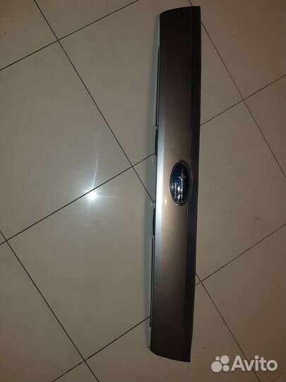 Накладка крышки багажника Субару Форестер SG 2006г