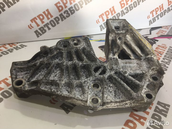 Рено Трафик Кронштейн двигателя правый Прав