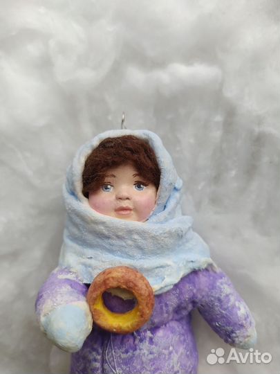 Ватная елочная игрушка девочка с бубликом