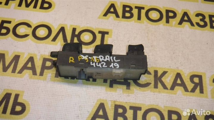 Блок управления стеклоподъемниками Nissan X-Trail