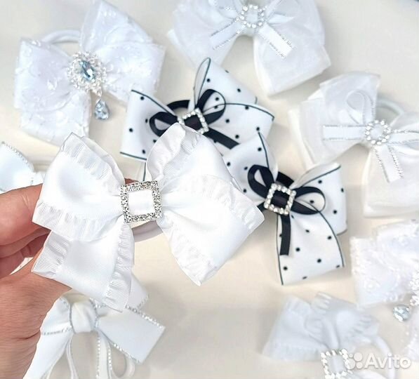 Белые банты