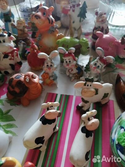 Разные фигурки :коровки, собачки и другие