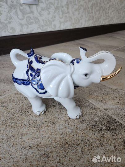 Слон фарфоровый большой