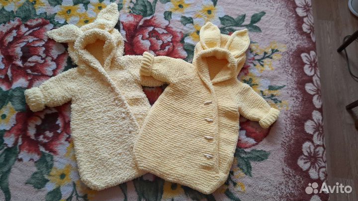 Вязаный конверт на выписку и шапочки с носочками