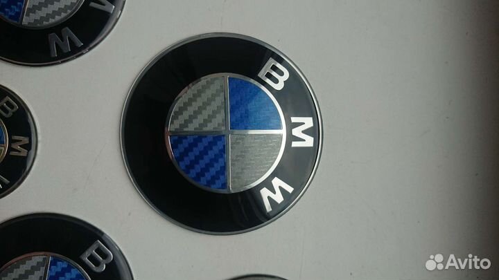 Эмблемы бмв синие с белым карбон