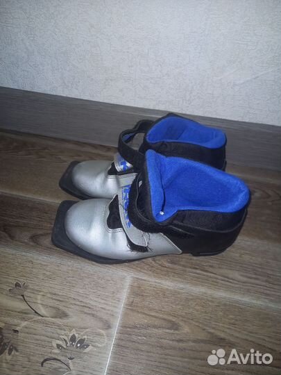 Продам лыжные ботинки