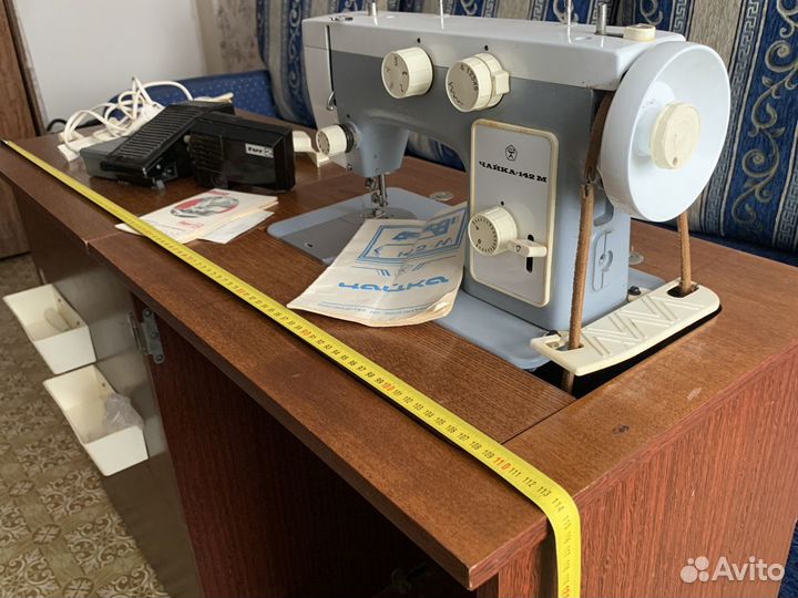 Швейная машинка Чайка 142М, электропривод, стол