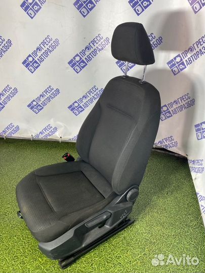 Сиденье переднее левое Volkswagen Jetta седан 1.4