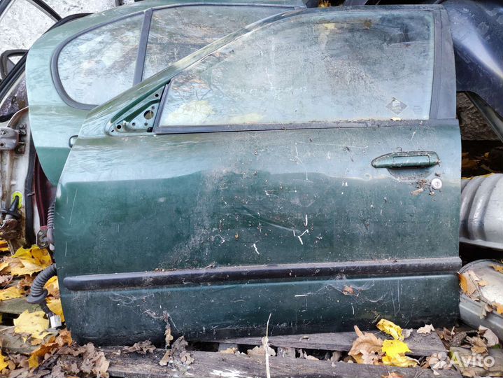 Передняя левая дверь Nissan primera 1995-2000
