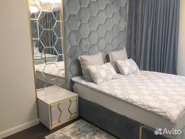 Мягкие стеновые панели, зеркала, кровать