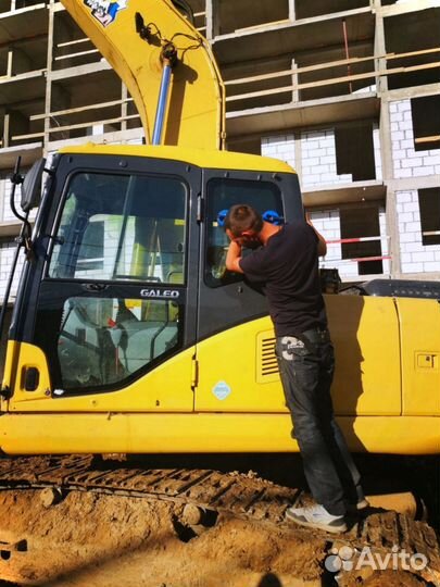 Стекло дверное правое экскаватор-погрузчик bizon 7