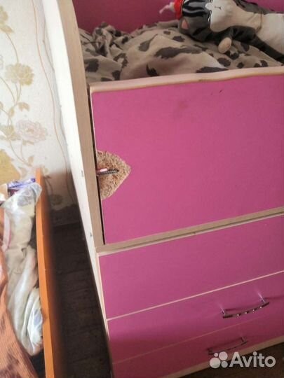 Детская кровать со столом и шкафчиками