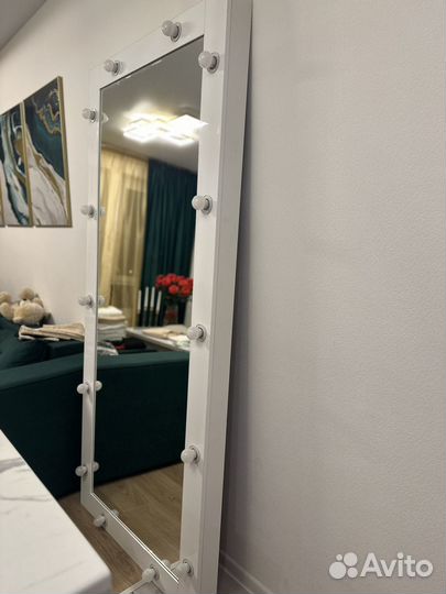 Гримерное зеркало с лампочками