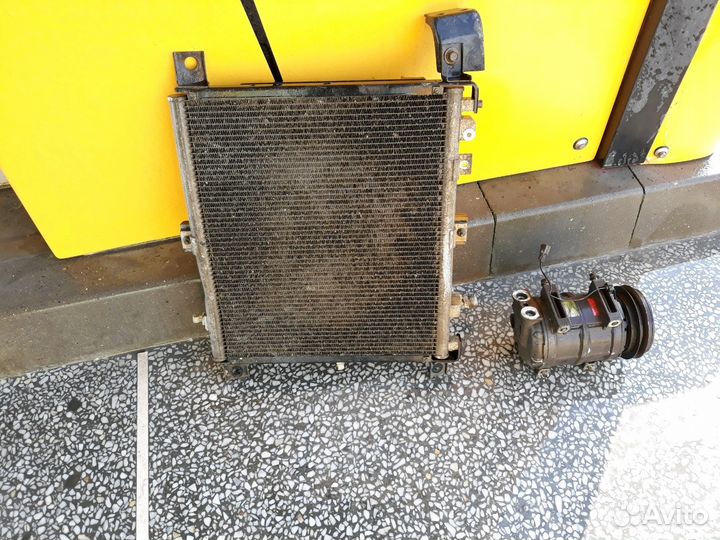 Радиатор кондиционера для двигателя R2.Ниссан ване