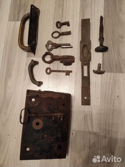 Дверной замок и другая фурнитура