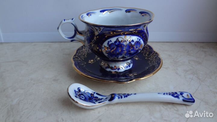 Фарфоровая чашка с блюдцем и ложкой