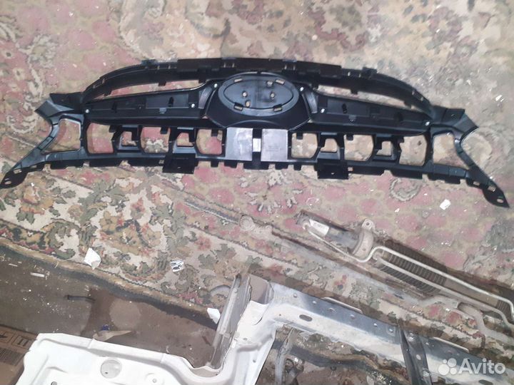 Решетка радиатора верхняя солярис 2012-2016