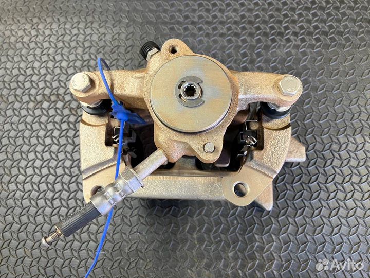 Суппорт тормозной задний левый Audi A5 8T 2010