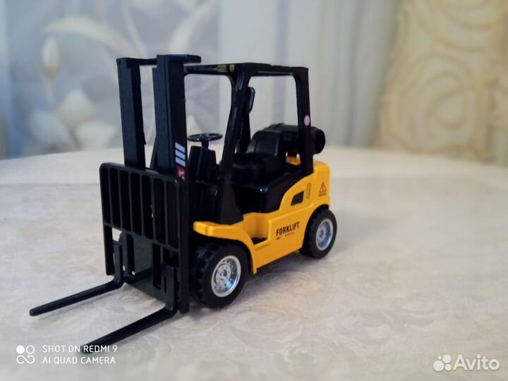 Вилочный погрузчик (игрушка)