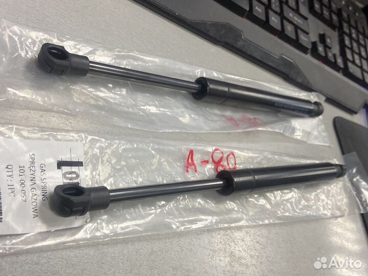 Амортизатор багажника audi 80 2шт