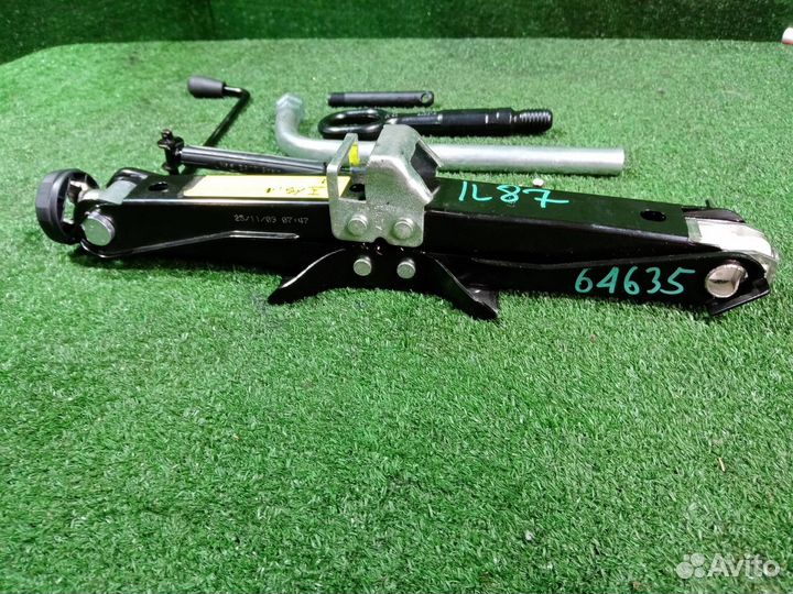 Домкрат Audi A4 B8 cdnc (2.0) 2009