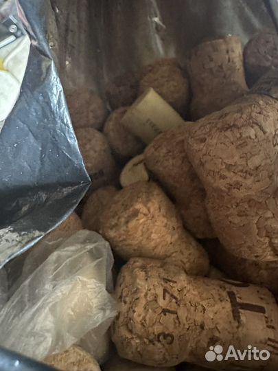 Винные пробки много