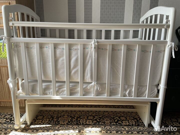 Детская кроватка с поперечным маятником