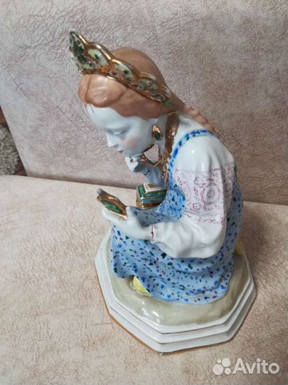 Статуэтка фарфоровая