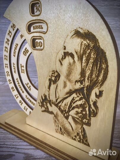 Вечный календарь из дерева