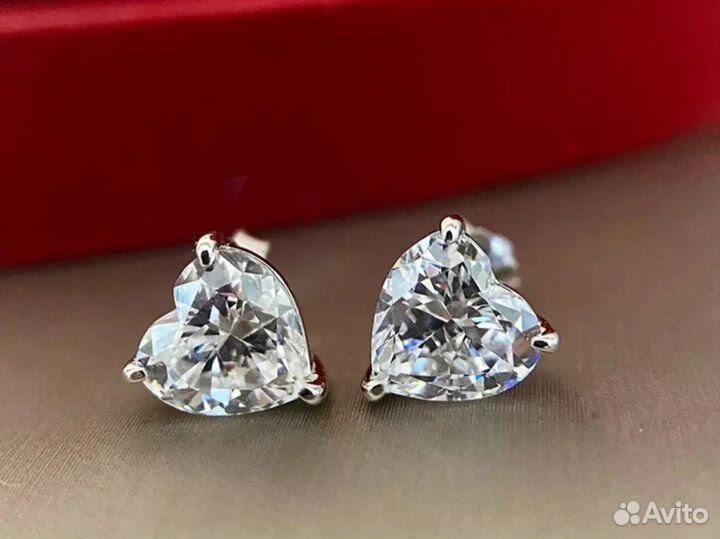 Серьги гвоздики сердечки с муассанитами 2 карата