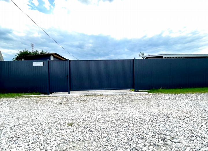 Забор из профнастила, откатные ворота