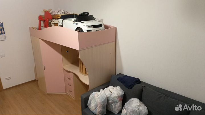 Кровать чердак со столом и шкафом