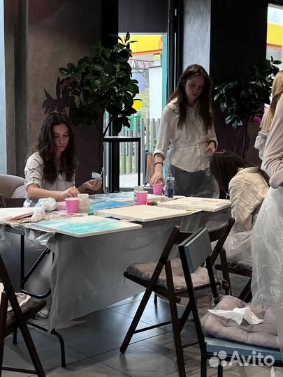 Арт-вечеринки, женские мастер-классы и винный бар